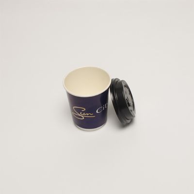 Tazas de café desechables aisladas con tapa