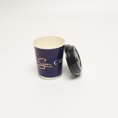 Tazas de café desechables aisladas con tapa