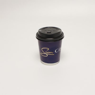 Tazas de café desechables aisladas con tapa